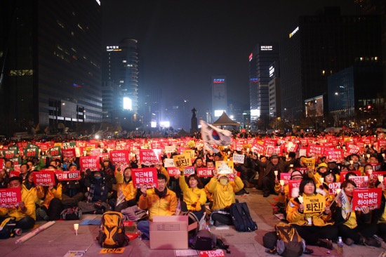 박근혜대통령 퇴진을 요구하는 촛불집회가 광화문에서 열리고 있다. <사진 우먼컨슈머>