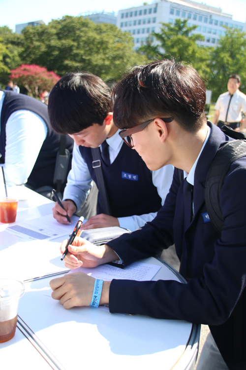 고등학생들이 청년일자리박람회 참여를 위해 구직 관련 자료를 작성하는 모습 <사진= 김아름내>