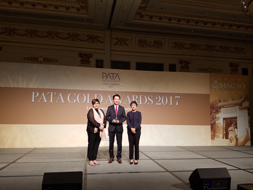 9월 15일(금) 마카오에서 열린 PATA Gold Awards 시상식에서 한국관광공사 안덕수 국제관광전략실장(사진 중앙)이 Grand Award를 수상하고 있다.(사진 왼쪽은 MS. Sarah Mathews, PATA 의장(Chairperson),  사진 오른쪽은 MS. Maria Helena de Senna Fernades, 마카오 관광공사 사장) (사진= 한국관광공사)