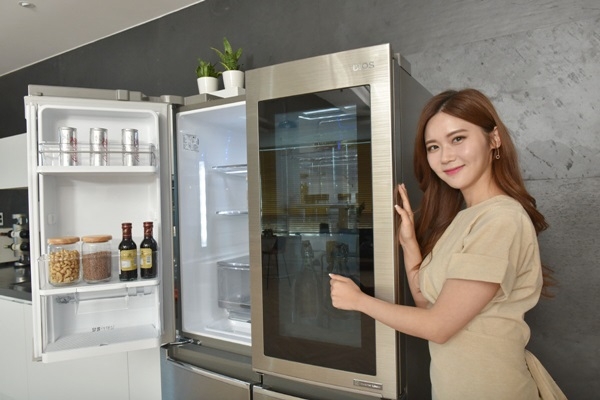 '노크온 매직스페이스'를 탑재한 디오스 냉장고 신제품.