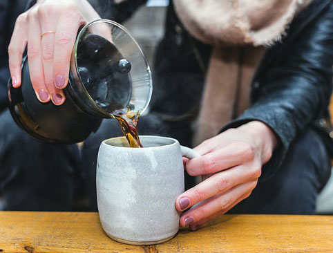 원두커피의 경우 볶음 정도가 낮고 고운 입자일수록, 뜨거운 물을 1번 보다는 3번에 나눠 부어 추출한 커피에서 항암 효과 물질이 많이 나온다는 연구결과가 나왔다.(기사와 무관)