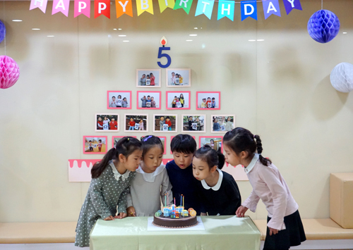 한샘 어린이집 5주년을 기념해 다섯 명의 어린이들이 축하 케익 촛불을 끄고 있다 (사진= 한샘)