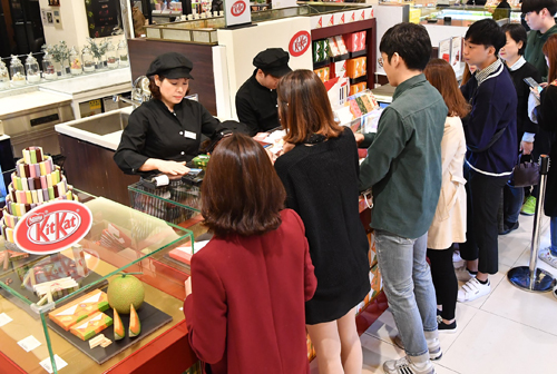 26일에 개점한 킷캣 플래그십 스토어에 고객들이 구매를 위해 줄을 서고 있다. (사진= 네슬레)
