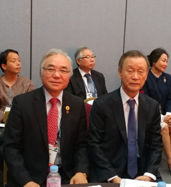 양창영 전국회의원(재외국민위원장.오른쪽)과 박상원 총회장.