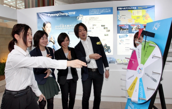 올해 5월 일본 하네다 공항 한국관광홍보관을 찾은 일본인들.(한국관광공사 제공)