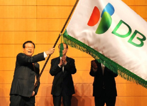 이근영 DB그룹 회장이 1일 'DB그룹 CI 선포식'에서 그룹 깃발을 흔들고 있다.(사진=DB그룹 제공)