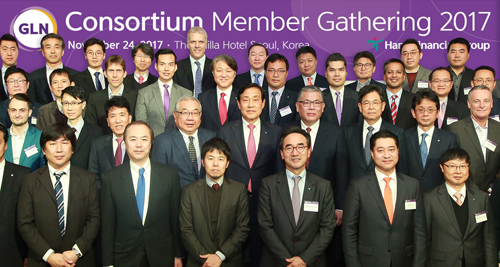 김정태 하나금융그룹 회장(두번째줄 왼쪽에서 다섯번째)이 지난 24일 오후 서울 신라호텔에서 글로벌 통합 디지털 자산 플랫폼 구축을 위한 글로벌 로열티 네트워크(Global Loyalty Network, 이하 ‘GLN’) 컨소시엄을 개최했다. (두번째줄 왼쪽부터) 빅터 러시아 스파시보(Spasibo) IT 프로젝트 부장, 제임스 덩 IBM 아시아퍼시픽 부사장, 함영주 KEB하나은행장, 야마다 일본 미즈호은행 상무, 김정태 하나금융그룹 회장, 올리버 샹 대만 타이신금융그룹 리테일 그룹장, 김병호 하나금융그룹 부회장, 이타니 일본 미쓰이스미토모신탁은행 상무, 데이비드 영국 콜린슨 그룹(Collinson Group) 이사​ (사진= 하나금융그룹)