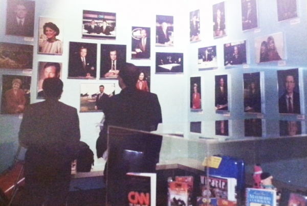CNN전시장에 전시된 역대 앵커사진들(필자 소장)