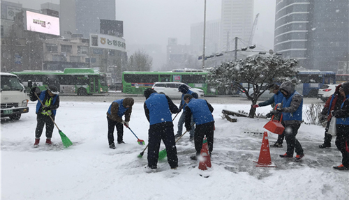 서울역 앞에서 눈을 치우는 '희망의친구들' 참여자들 (사진= 서울시)
