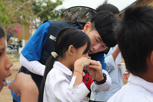 봉사단이 캄보디아 어린이들에게 유디치과에서 후원한 구강용품으로 올바른 칫솔질 교육을 하고 있다 (사진= 유디치과)