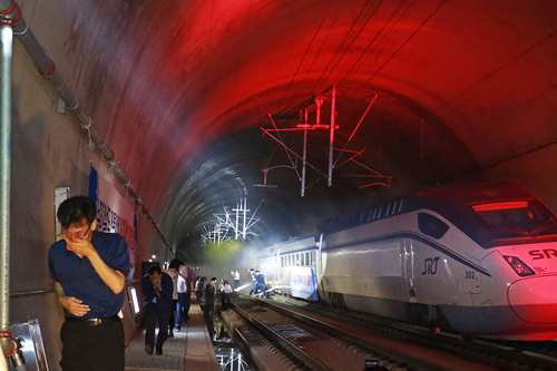 열차 사고로 대피하는 승객들을 재현한 모습 (사진=SR)