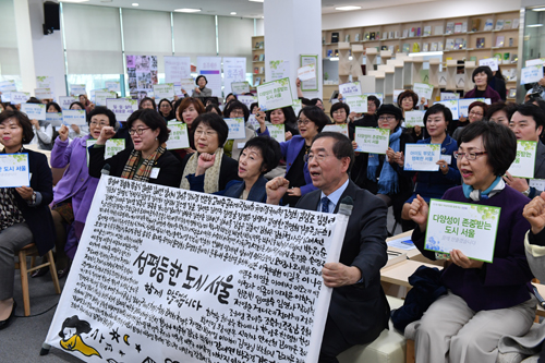 박원순 서울시장이 여성리더들에게 '서울여성 희망 메세지'를 전달받았다. (사진= 서울시)
