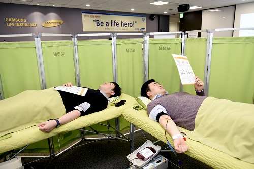 지난 21일 서울 서초구 삼성생명 본사에서 헌혈캠페인에 참여한 삼성생명 임직원들이 헌혈을 하고 있다.(사진=삼성생명 제공)