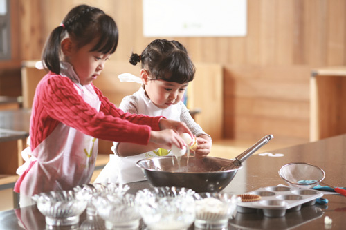 상하농원 체험 프로그램에서 아이들이 먹을거리를 만드는 모습 (사진= 상하농원)