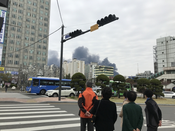 인천 서구 가좌동 이례화학공장에 큰 불이 났다 (사진=소비자제공)