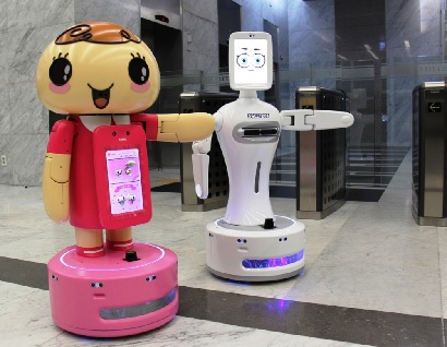 롯데제과가 국내 최초 AI 맞춤형 캐릭터 로봇 ‘쵸니봇’과 AI 기술을 접목한 안내 로봇 ‘스윗봇’을 선보였다.(사진=롯데그룹 제공)