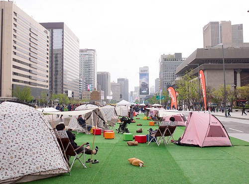 서울 세종대로에 '캠핑 피크닉 라운지' 운영(사진=라푸마 제공)