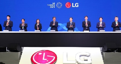 20일 'LG 사이언스파크' 개장식에서 AI 로봇의 안내에 따라 문재인 대통령, 구본준 LG부회장을 비롯한 참석자들이 개장 버튼을 누른 뒤 박수치고 있다.(사진=LG 제공)
