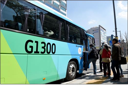 '굿모닝 급행버스 G1300번'이 23일 오전 양주시에서 승객을 태우고 있다.(양주시 제공)