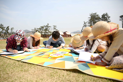 어린이들이 상하농원의 화가농부 미술대회에 참여해 그림을 그리고 있다. (사진= 상하농원)