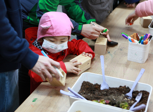 4월 24일, ‘마데카솔과 함께하는 우리 가족 행복 나들이’ 서울 지역 행사에 참가해 체험 활동을 하고 있는 소아암 어린이와 가족들 (사진= 동국제약)
