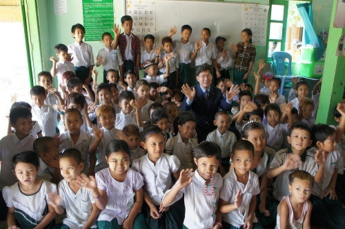 NH농협은행 이대훈 은행장(가운데)이 미얀마 빈곤층 거주지역 내 Myot Oo Monastic 초등학교 학생들과 뜻깊은 시간을 보내고 있다.  (사진=NH농협은행 제공)
