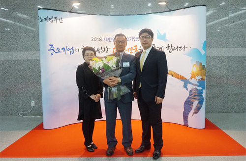 네네치킨이 제 30회 중소기업 주간 행사 중 5월 17일 진행된 2018 서울 중소기업인대회에서 중소벤처기업부장관 표창을 수상했다 (사진= 네네치킨)