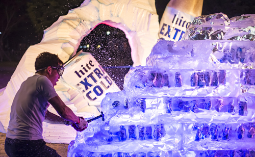 하이트진로는 2017년 6월 센텀맥주축제에서 얼음산에 묻힌 캔 맥주 꺼내기 이벤트를 실시했다. (사진= 하이트진로)