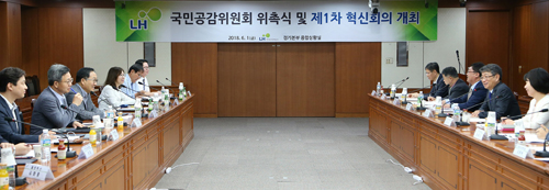 6월 1일 성남 분당구 소재 LH 경기지역본부에서 박상우 LH 사장(오른쪽 끝에서 두 번째)이 국민공감위원들과 함께 회의를 진행하고 있다. (사진= LH)