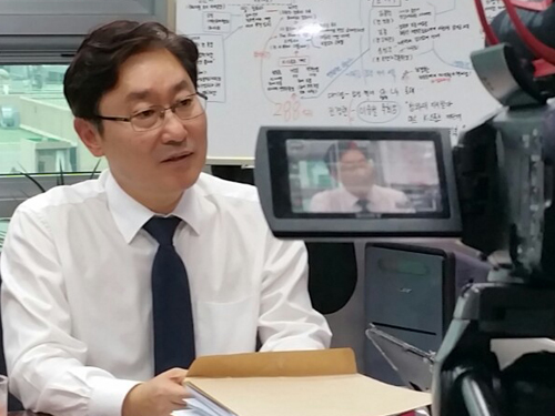 박범계 의원이 지난 27일 국회의원회관 의원실에서 당대표 출마와 관련한 인터뷰를 하고 있다. (사진= 인터넷언론인연대)