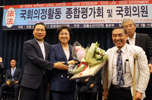 (왼쪽에서 두 번째) 최도자 의원이 법률소비자연맹이 주관하는 헌정대상에서 상을 수상했다 (사진= 최도자 의원실)