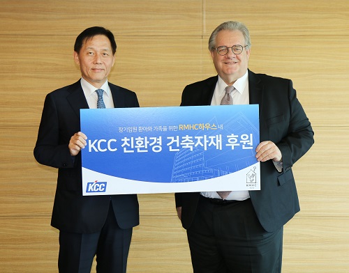 KCC 정몽익 사장과 RMHC Korea 제프리 존스 회장 참석하여 협약 체결 및 전달식 (사진=KCC제공)
