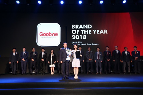 굽네치킨 관계자(사진 오른쪽)가 ‘2018 올해의 브랜드 대상’을 수상하고 있다.(사진=굽네치킨 제공)