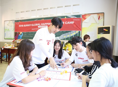 (좌) ‘2018 글로벌 해피노베이터 캠프’에 참가한 한·중 대학생들이 저우산시 사회문제에 대해 토론하고 있다, (사진=SK행복나눔재단 제공)