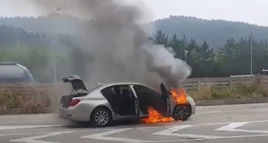 지난 9일 경남 사천시 남해고속도로에서 불이 난  BMW 730Ld(사진=경남소방본부 제공)