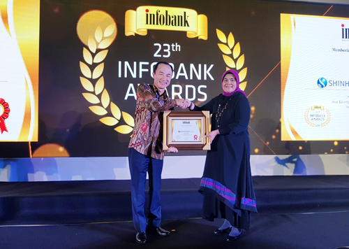 지난 14일 인도네시아 소재 로얄 암바루끄모 호텔에서 열린 ‘23회 Infobank Awards’에서 신한인도네시아은행 변상모 법인장(왼쪽)과 Infobank 관계자가 기념 촬영하는 모습. (사진= 신한은행 제공)