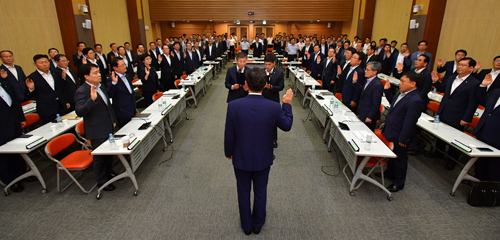 지난 8월 20일 서울시 중구 통일로 본점 대회의실에서 농협은행 임직원들이 ‘영업활동 윤리이행’을 선언하고 있다. (사진= NH농협은행)