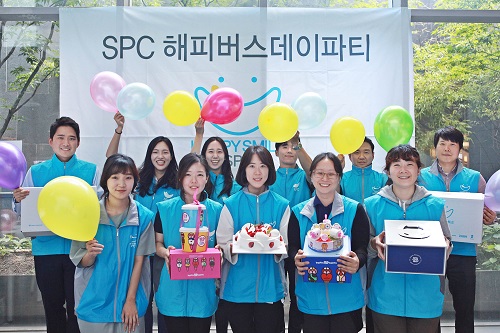 SPC그룹 임직원들이 전국 60개의 지역아동센터에 생일케이크를 배송하기 전 기념촬영을 하고있다.(사진=SPC 제공)