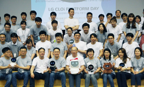 LG로봇 클로이는 이들 머리 속에서 나온다. LG전자 서울 서초 R&D캠퍼스에서 열린 '2018 클로이(CLOi) 플랫폼 개발자의 날' 행사에서 컨버전스센터장 조택일 전무(앞줄 왼쪽에서 다섯번째)와 개발자들이 포즈를 취하고 있다. (사진=LG전자 제공)