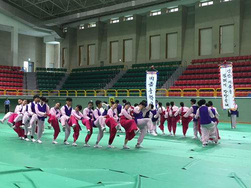 신안군 비금중 학생들이 '비금뜀뛰기 강강술래'로 전남민속예술축제에 참여해 대상을 수상했다 (사진= 신안군 제공)
