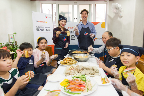 지난 13일 CJ그룹 임직원들이 서울 마포구 상암동 열린지역아동센터를 찾아 어린이들과 함께 명절 음식을 만들고 있다. (사진= CJ그룹 제공)