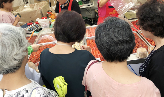 9월 18일 서울광장에서 열린 서울 추석장터에서 소비자들이 젓갈을 구매하기 위해 제품을 보고 있다. (사진= 김아름내)