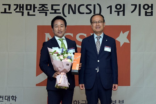 하나투어 김진국 대표이사(사진 왼쪽)가 2018 NCSI 여행사 서비스업 부문 1위 수상 후 기념촬영에 임하고 있다.(사진=하나투어 제공)