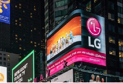 LG전자가 방탄소년단의 뉴욕 공연에 맞춰 6일(현지시간) 오후 10시부터 24시간 동안 SNS를 통해 팬들이 신청한 뮤직비디오와 응원메시지를 뉴욕 타임스스퀘어 LG전자 전광판에 상영했다. (사진=LG전자 제공)
