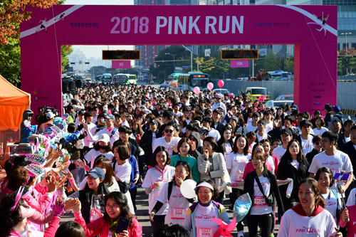 아모레퍼시픽은 14일 서울 여의도에서 진행한 '2018 핑크런'을 성황리에 마무리했다 (사진= 아모레퍼시픽 제공)