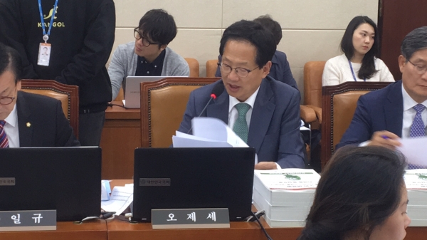 국정감사에서 박능후 복지부 장관에게 질의하는 오제세 더불어민주당 의원 (사진= 인터넷언론인연대 제공)