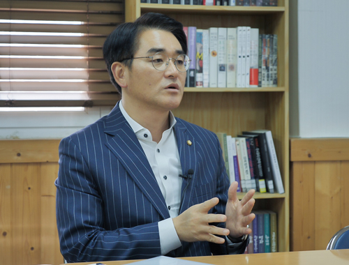 더불어민주당 박용진 의원이 한국사립유치원총연합회와 전면전을 선포했다. (사진= 인터넷언론인연대 제공)