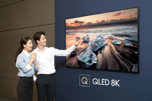 삼성디지털프라자 학여울점에서 모델들이 퀀텀닷 기술에 8K 해상도를 적용해 압도적인 화질을 구현하는 'QLED 8K'(82인치 Q900R 제품)를 소개하고 있다 (사진= 삼성전자 제공)