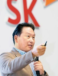 최태원 SK그룹 회장이 19일 `2018 CEO 세미나`에서 강연을 하고 있다. (사진=SK그룹 제공)