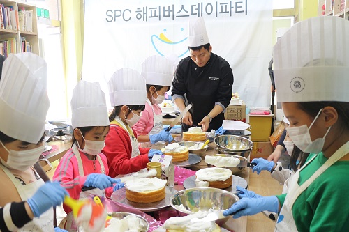 지역아동센터 어린이 찾아가 생일 잔치 지원하고 케이크만들기 체험 제공(사진=SPC 제공)
